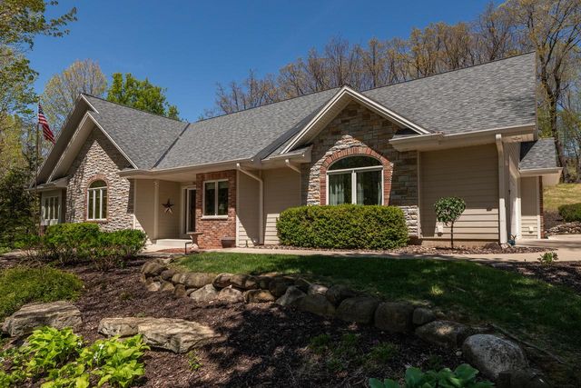 260 Glacial DRIVE, Slinger, WI 53086