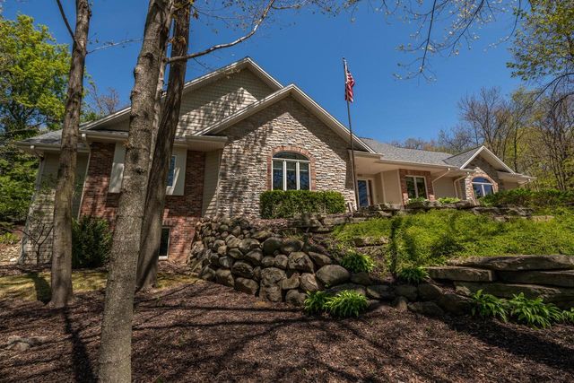 260 Glacial DRIVE, Slinger, WI 53086