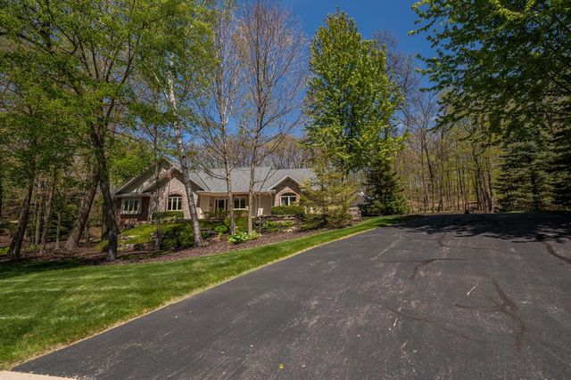 260 Glacial DRIVE, Slinger, WI 53086