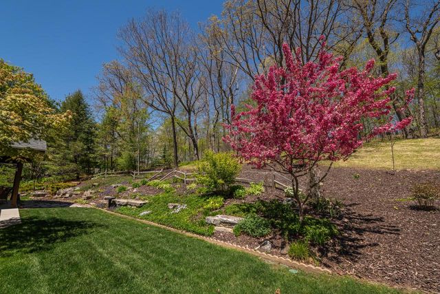 260 Glacial DRIVE, Slinger, WI 53086