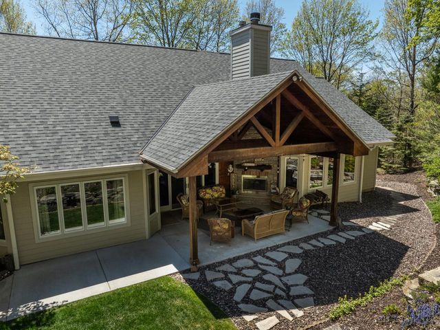 260 Glacial DRIVE, Slinger, WI 53086
