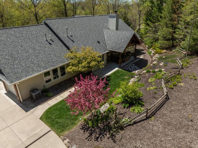 260 Glacial DRIVE, Slinger, WI 53086