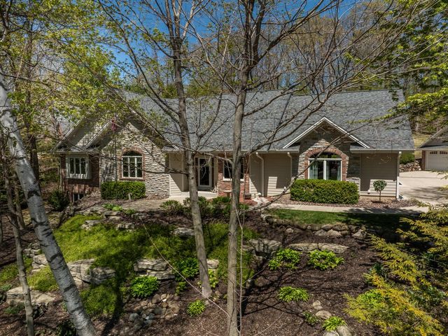 260 Glacial DRIVE, Slinger, WI 53086