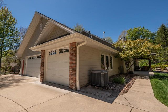 260 Glacial DRIVE, Slinger, WI 53086