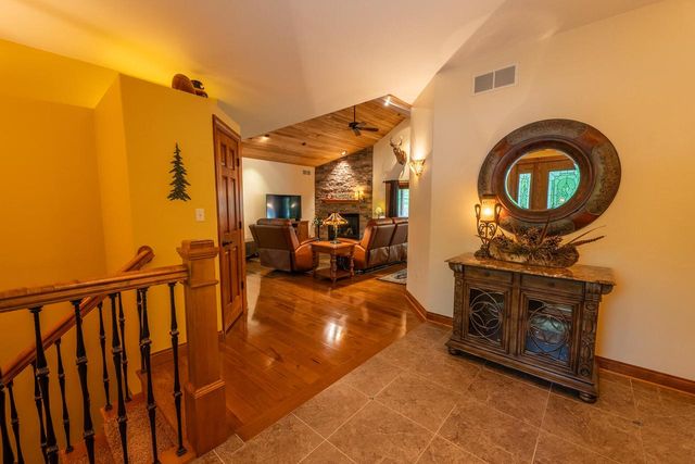 260 Glacial DRIVE, Slinger, WI 53086