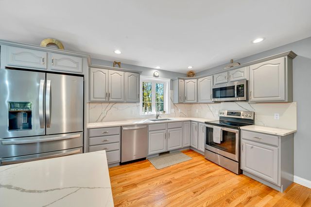 8 Stonewall Way, Newmarket, NH 03857