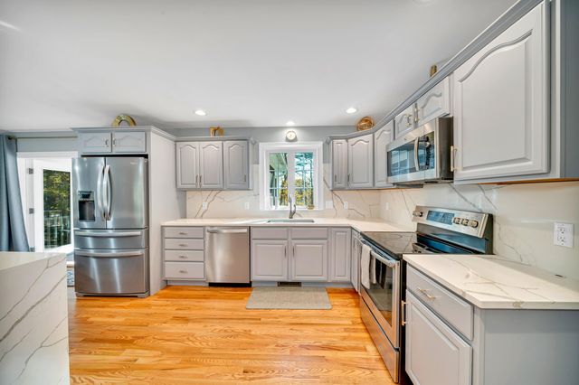 8 Stonewall Way, Newmarket, NH 03857