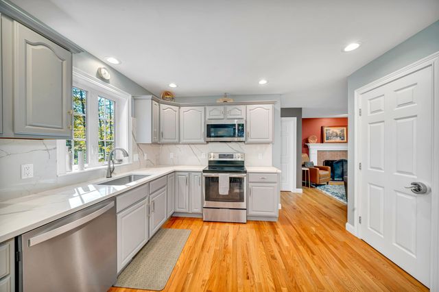8 Stonewall Way, Newmarket, NH 03857