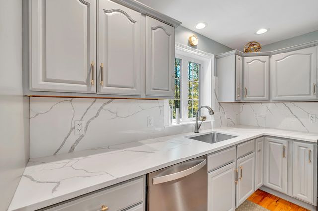 8 Stonewall Way, Newmarket, NH 03857
