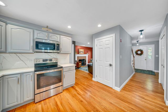 8 Stonewall Way, Newmarket, NH 03857