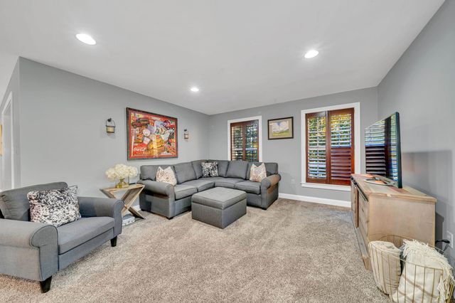 8 Stonewall Way, Newmarket, NH 03857