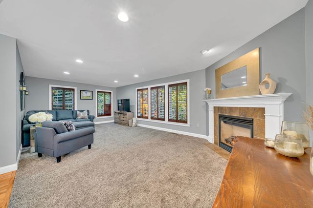 8 Stonewall Way, Newmarket, NH 03857