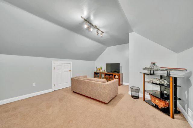8 Stonewall Way, Newmarket, NH 03857