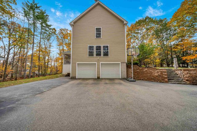 8 Stonewall Way, Newmarket, NH 03857