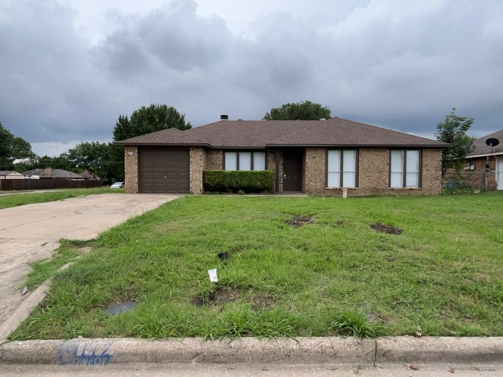 112 Mesa Drive, Glenn Heights, TX 75154