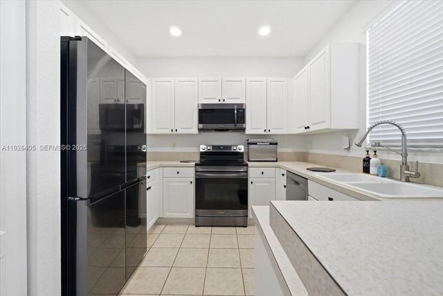 15369 SW 8th Ln, Miami, FL 33194