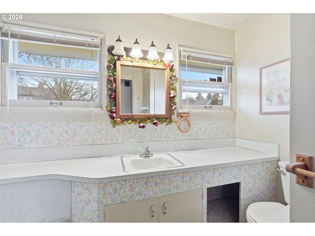 7710 N WASHBURNE Ave, Portland, OR 97217