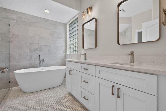 714 HIDDEN LAKE DRIVE, Tarpon Springs, FL 34689