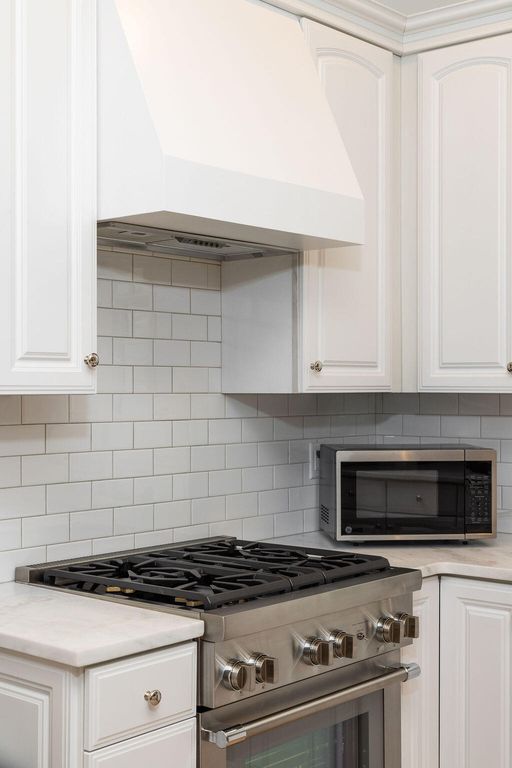 Image 13 of property listing at 281 N Shelmore Boulevard, Mount Pleasant, SC 29464