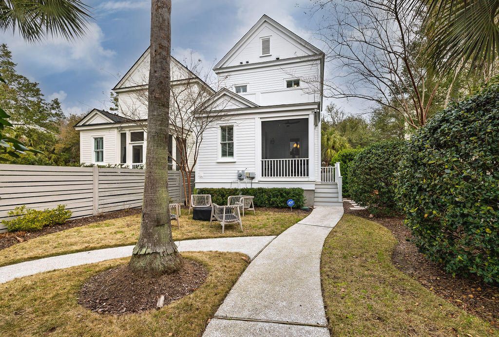 Image 22 of property listing at 281 N Shelmore Boulevard, Mount Pleasant, SC 29464