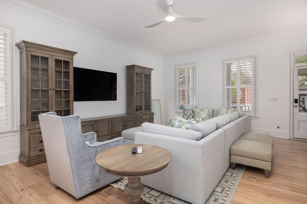 Image 5 of property listing at 281 N Shelmore Boulevard, Mount Pleasant, SC 29464