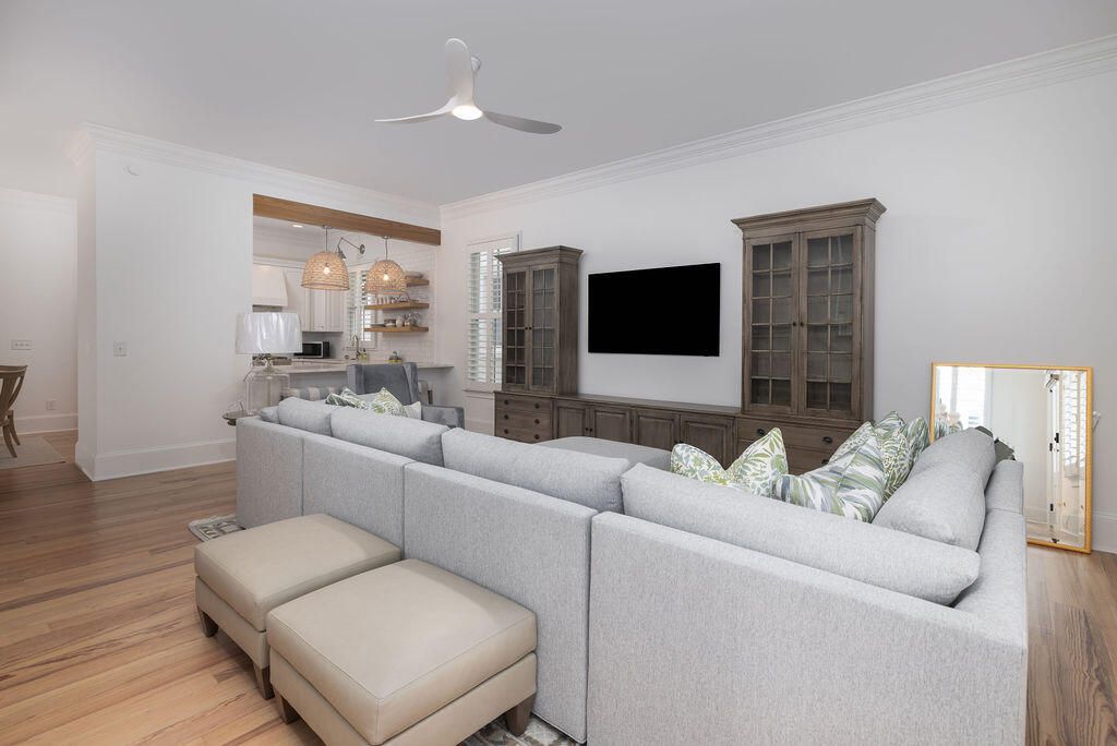 Image 6 of property listing at 281 N Shelmore Boulevard, Mount Pleasant, SC 29464