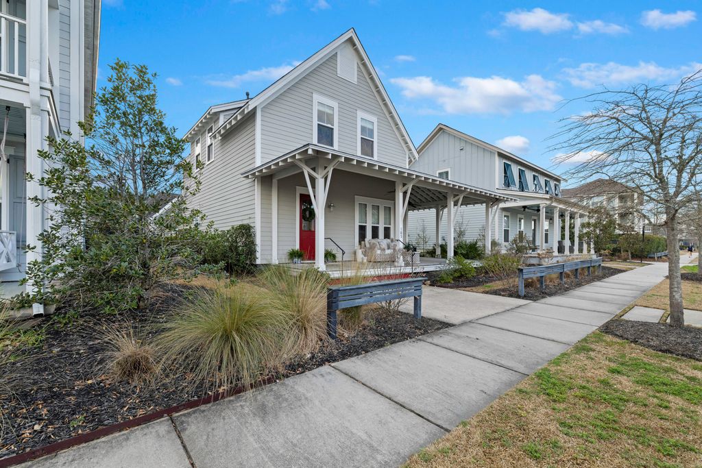 Image 2 of property listing at 105 Bright Leaf Loop, Summerville, SC 29486