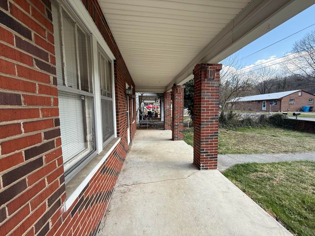 1342 Craig Robertson RD, Roanoke, VA 24014