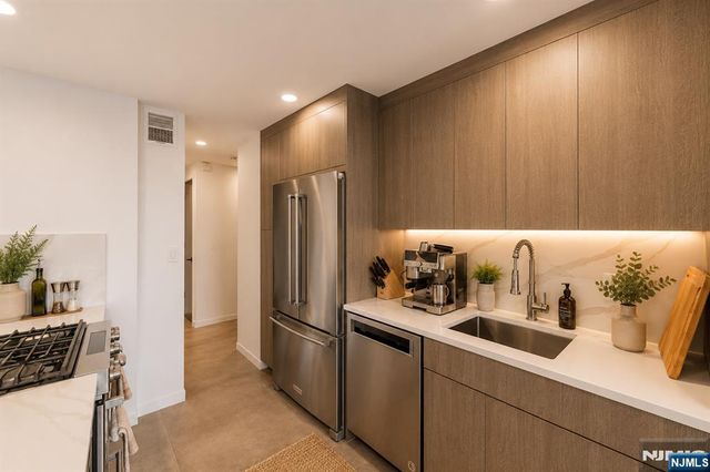 2200 N Central Road 14W, Fort Lee, NJ 07024