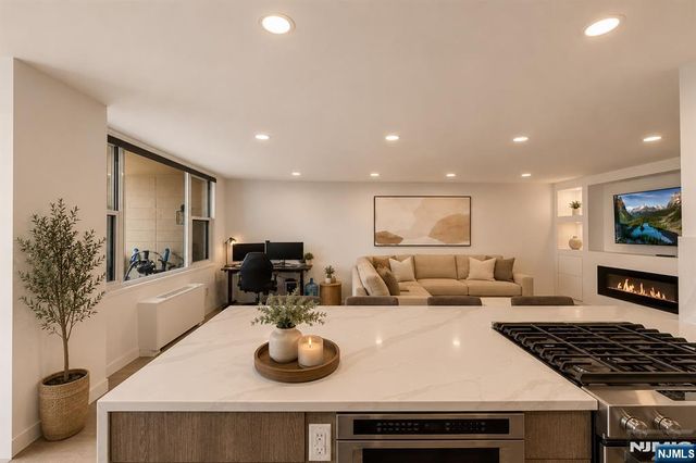 2200 N Central Road 14W, Fort Lee, NJ 07024