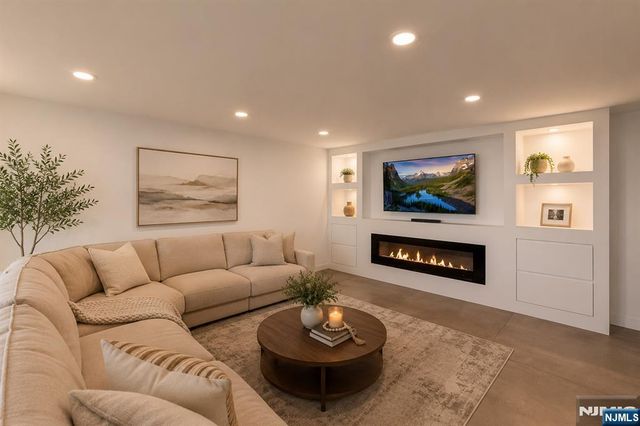 2200 N Central Road 14W, Fort Lee, NJ 07024