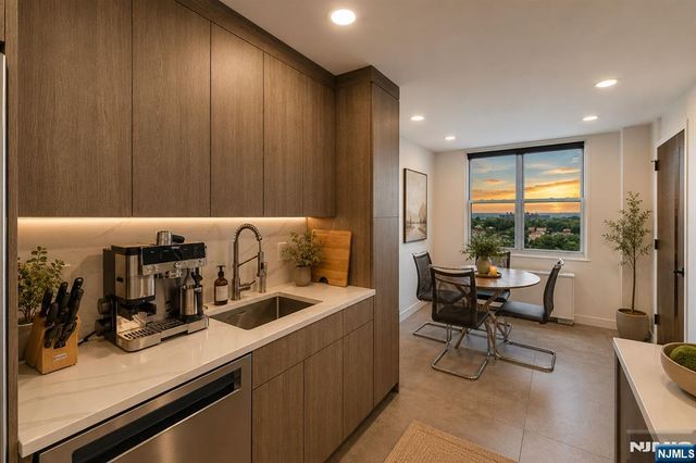 2200 N Central Road 14W, Fort Lee, NJ 07024