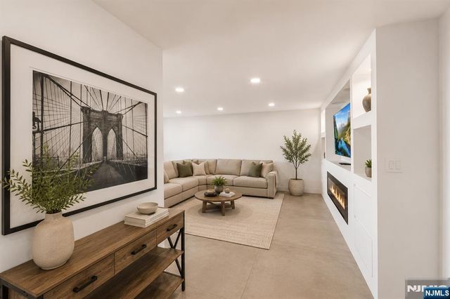 2200 N Central Road 14W, Fort Lee, NJ 07024
