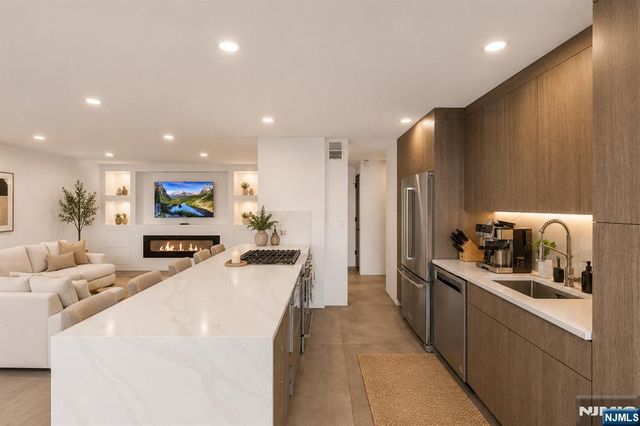 2200 N Central Road 14W, Fort Lee, NJ 07024