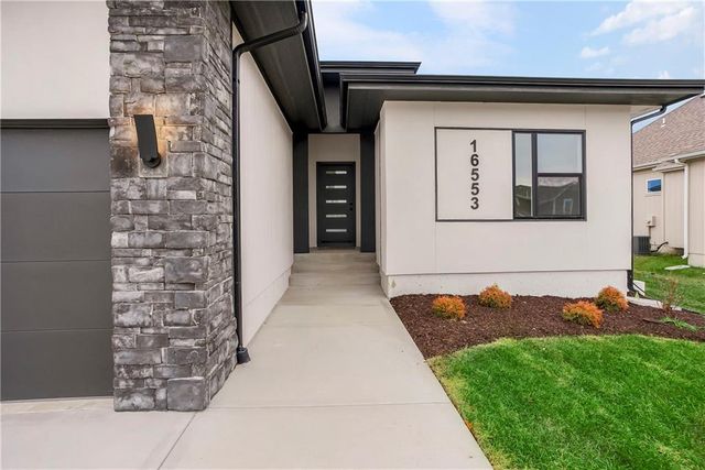16553 S Stagecoach Street, Olathe, KS 66062