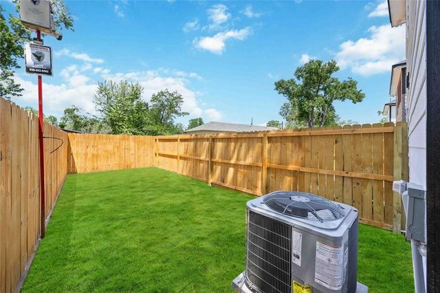 1056 North Ln A, Houston, TX 77088