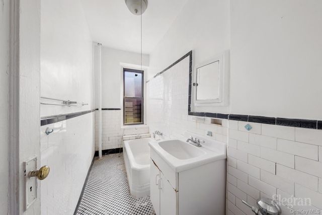 37-16 83 4B, Jackson Heights, NY 11372
