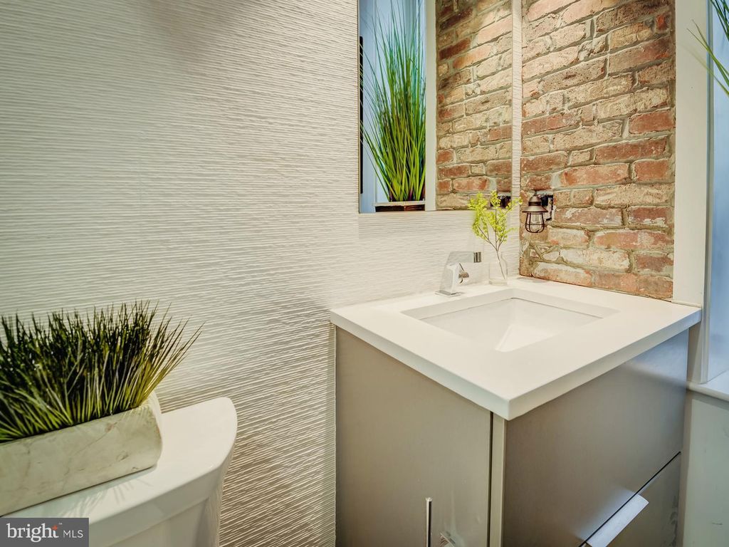 Image 10 of property listing at 3527 14TH ST NW #2, Washington, DC 20010