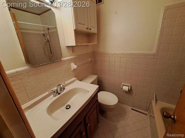 22441 E Price Drive, Clinton Township, MI 48035