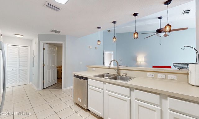 6106 MAGGIES Circle 113, Jacksonville, FL 32244