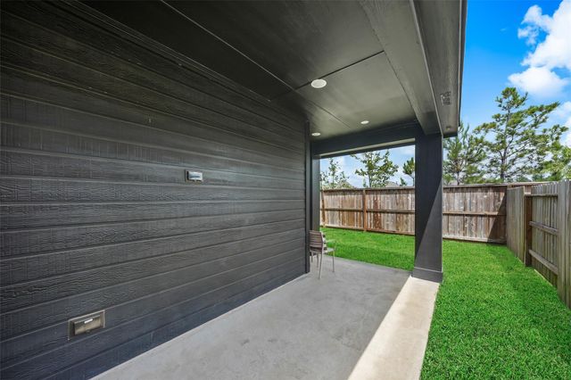 237 Trapper Creek Drive, Conroe, TX 77304