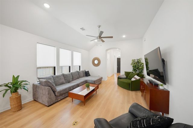 237 Trapper Creek Drive, Conroe, TX 77304