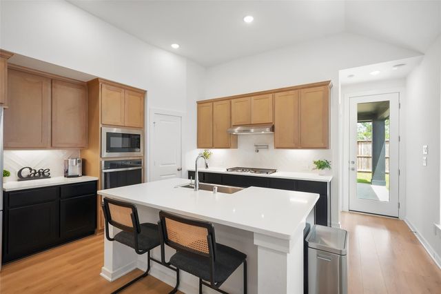 237 Trapper Creek Drive, Conroe, TX 77304