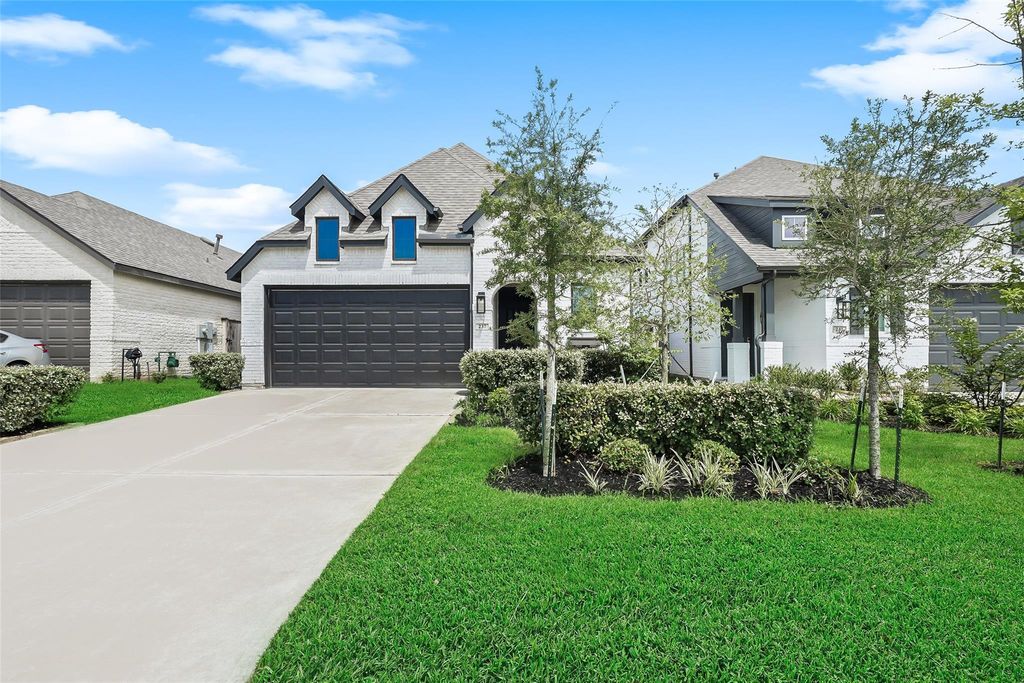 237 Trapper Creek Drive, Conroe, TX 77304