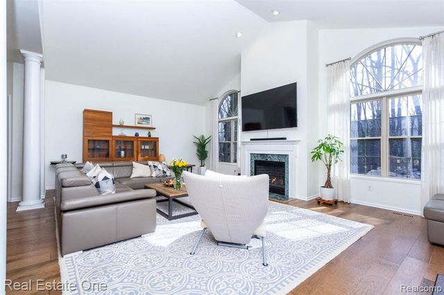 3585 Winding Brook Circle 89, Rochester Hills, MI 48309