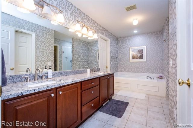 3585 Winding Brook Circle 89, Rochester Hills, MI 48309