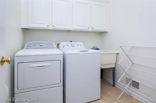 3585 Winding Brook Circle 89, Rochester Hills, MI 48309