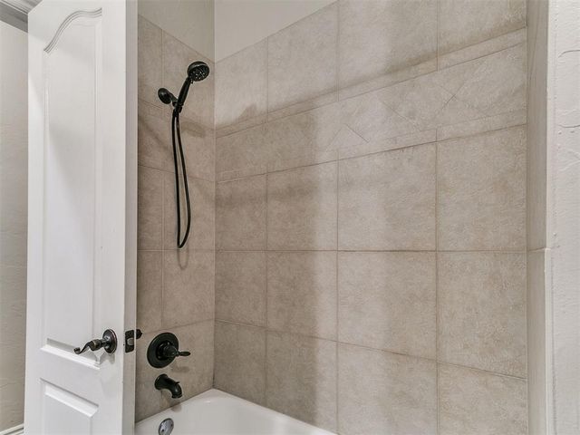 1009 Ashwood Lane, Moore, OK 73160