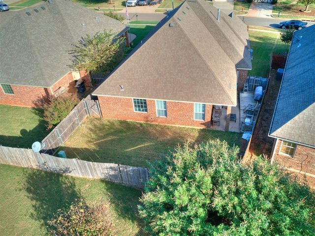 1009 Ashwood Lane, Moore, OK 73160