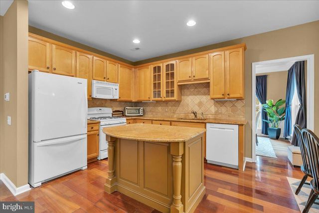 10 WESTFORD DR, Medford, NJ 08055